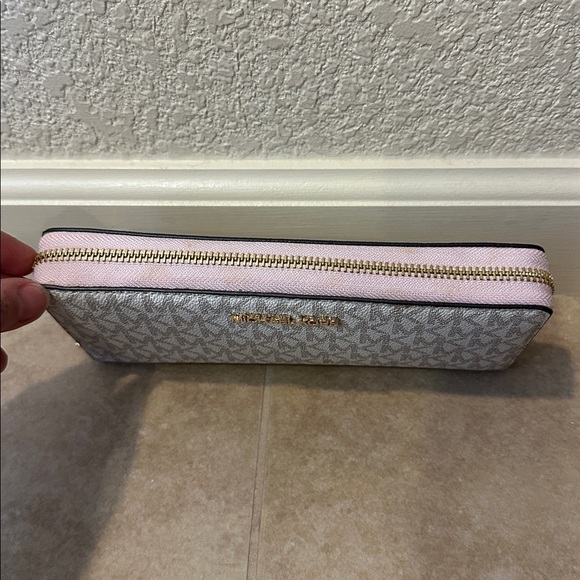 New Michael Kors Zip Around Wallet - Picture 2 of 5
